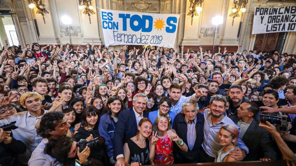 Fernández llamó a los jóvenes a que salgan a las calles si ven que él se equivoca