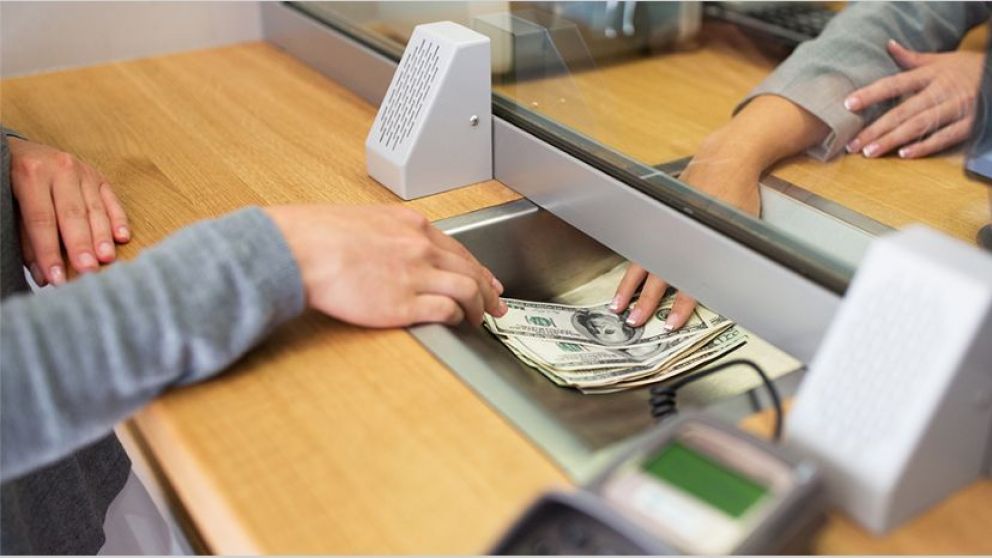 Depósitos en dólares del sector privado cayeron a su nivel más bajo en tres años