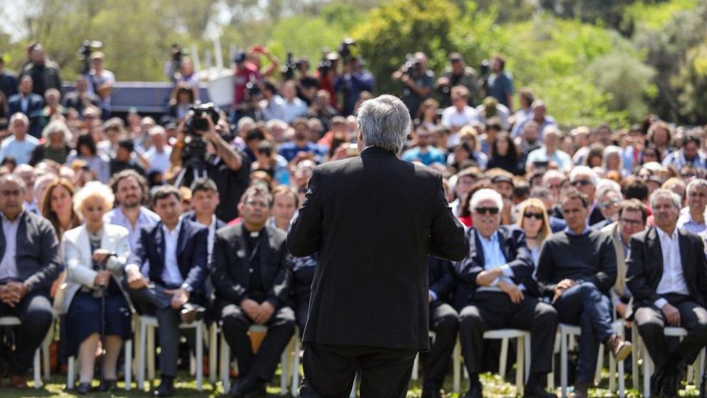 Fernández sacudió a su tropa en la presentación de la mesa contra el hambre