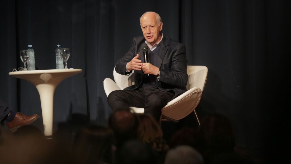 El ex ministro de Economía brindó una charla con la Asociación de Empresarios de Rosario