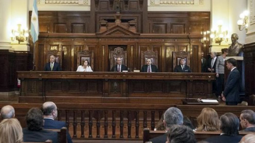 Disputa con los gobernadores por los recortes de IVA y Ganancias