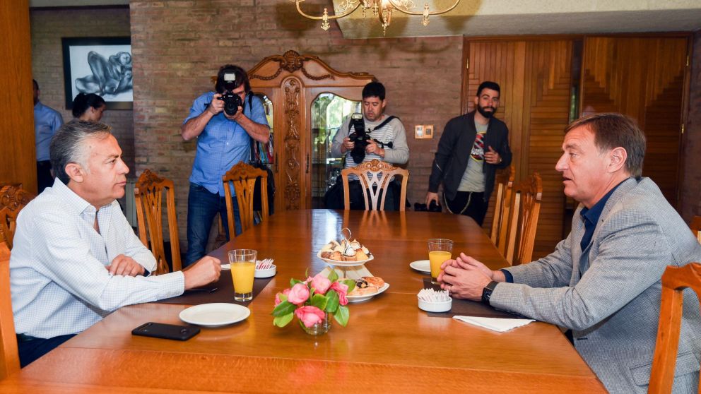 Cornejo compartió ayer un desayuno con Suárez