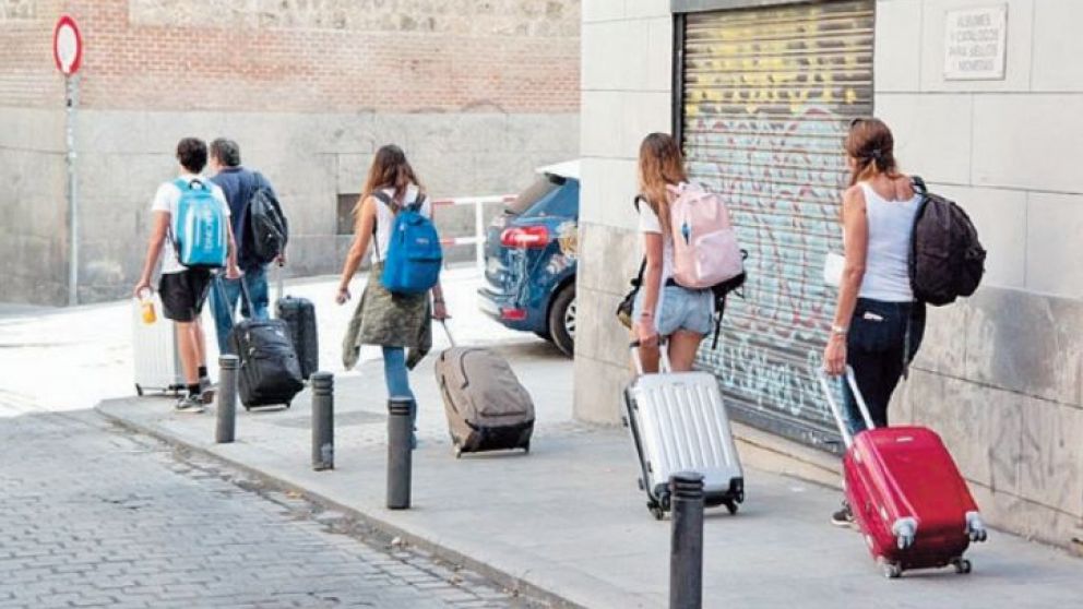 El 80% elige viajar sin paquete. Hace uso de alertas para vuelos económicos y promociones