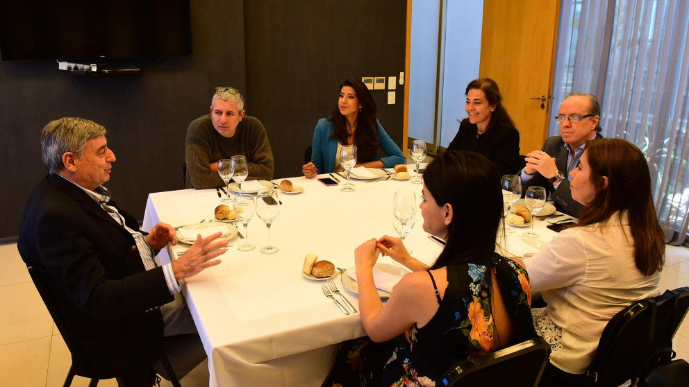 Los invitados en el almuerzo encabezado por la directora de Medios y Convergencia del Grupo Crónica, Silvina Heguy, y el director de Crónica HD, Ariel Said