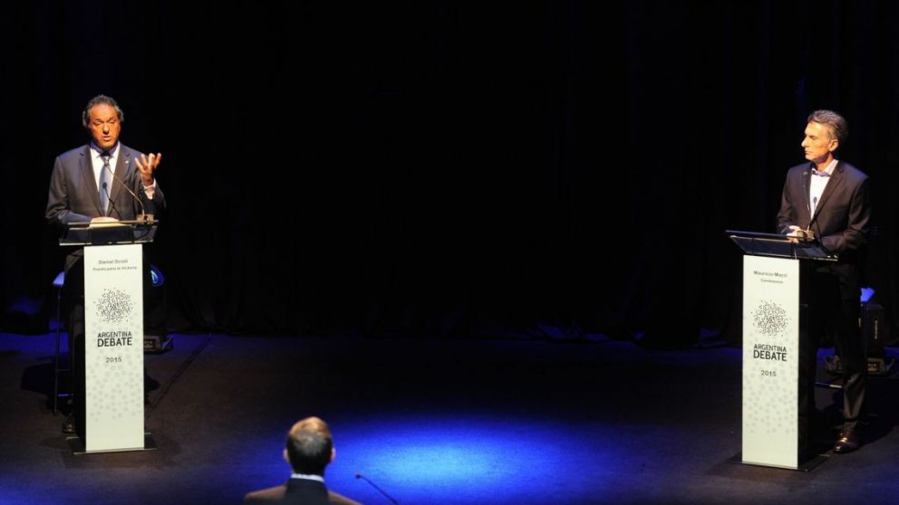 Los candidatos no podrán llevar "machetes" a los debates presidenciales