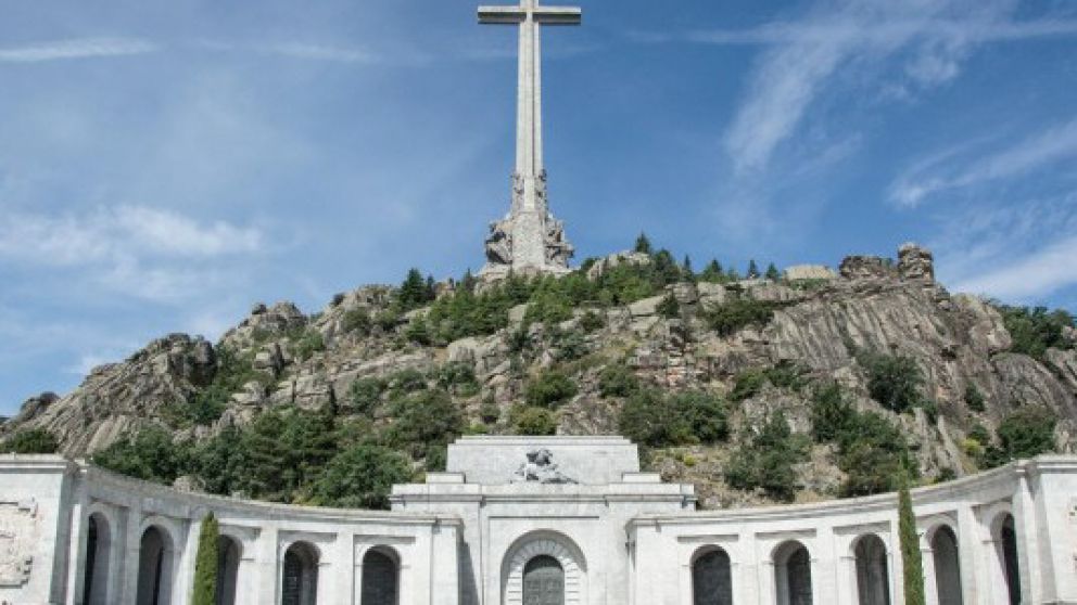 En el Valle de los Ca�dos sepultaron a franquistas y republicanos