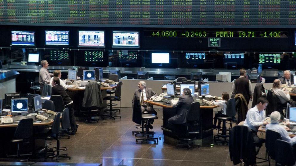 Sin freno: el riesgo país sube a 837 puntos y marca un nuevo récord