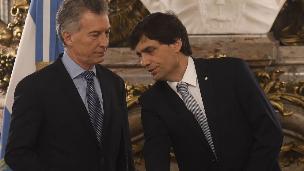 Decisiones políticas explicaron el grueso del drenaje de dólares