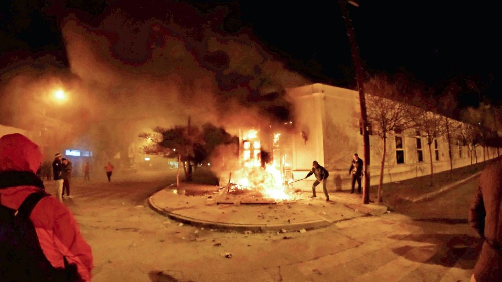 Protestas y fuego frente a la sede del gobierno provincial