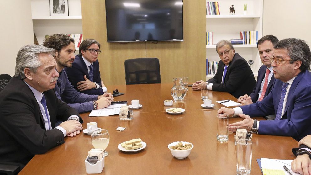 Alberto junto a Moreno en las oficinas de la calle México