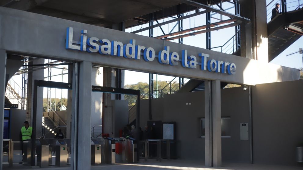 El Gobierno porte�o inaugur� la estaci�n Lisandro de la Torre del ramal Mitre