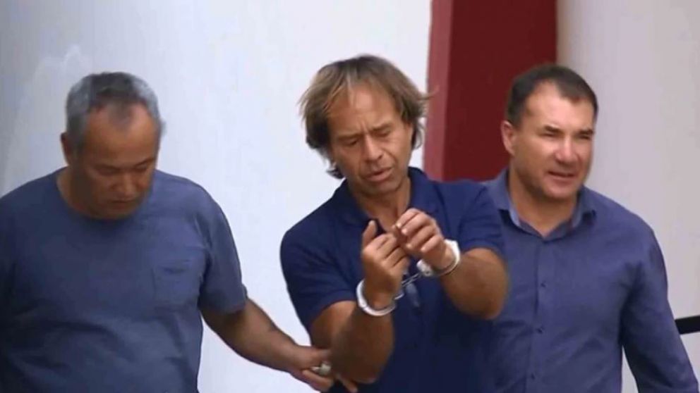 “Maguila” Puccio, esposado y escoltado por policías en Brasil en una foto de TV Globo