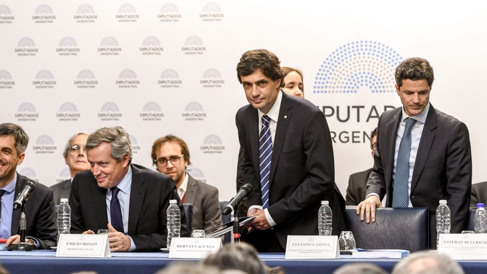 Lacunza presentó el proyecto flanqueado por Monzó, Laspina y Bullrich