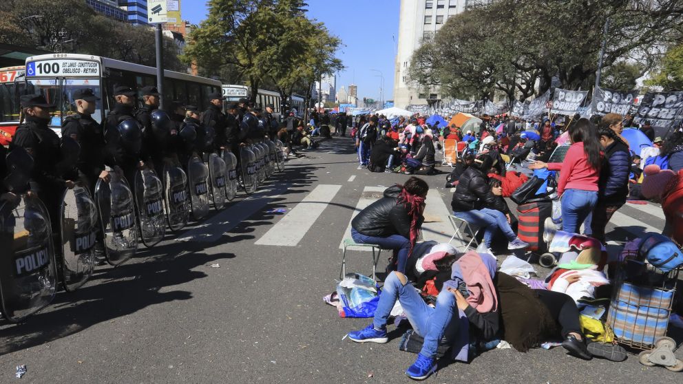 Los piqueteros mantendr�n el acampe hasta hoy