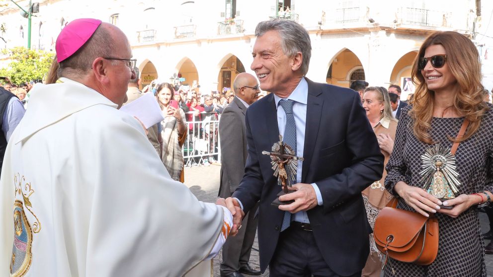 Macri saluda a monseñor Cargnello, quien lo invitó para la Fiesta del Señor y la Virgen del Milagro