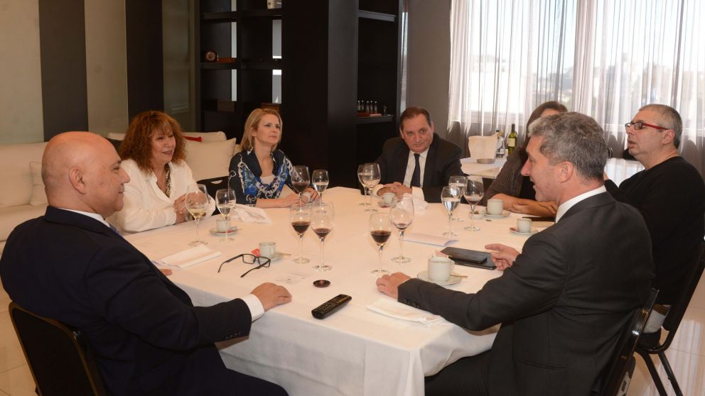 El CEO del Grupo Crónica, Raúl Olmos, preside la mesa de análisis sobre la situación del país en busca de soluciones acordadas