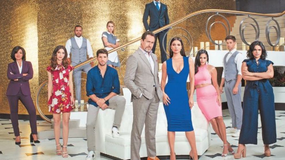 Demi�n Bichir y Rosalyn S�nchez lideran el clan Mendoza y un hotel a punto de quebrar, al que salvar�n a toda costa