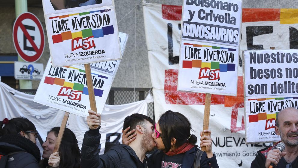 El "besazo LGBTI antiodio" se realizó frente a la embajada