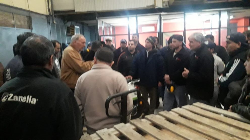Su due�o Steiner les dice a los obreros que les dar� $2.000