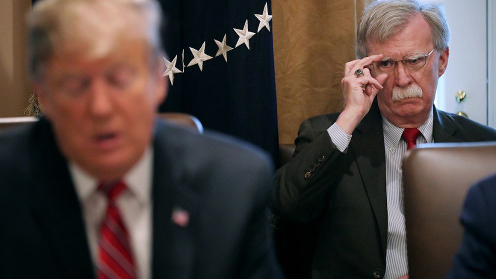 Trump anunció el despido de Bolton por medio de Twitter