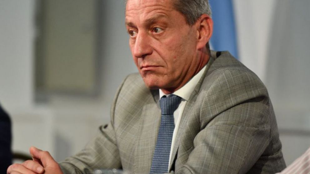 Arcioni busca fondos para pagar salarios estatales