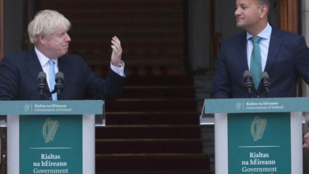 Johnson y Varadkar tras la reunión de ayer en Dublín