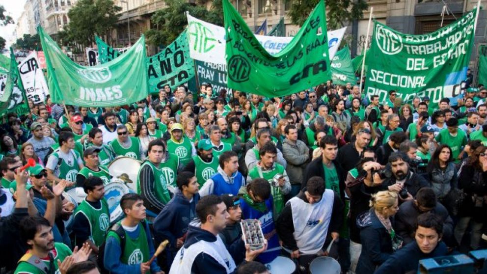 Reclaman la reincorporaci�n de trabajadores despedidos y reapertura de paritarias 