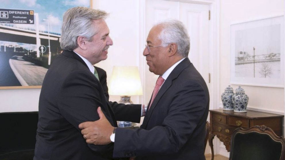 Antonio Costa recibiendo a Alberto Fernández en el Parlamento