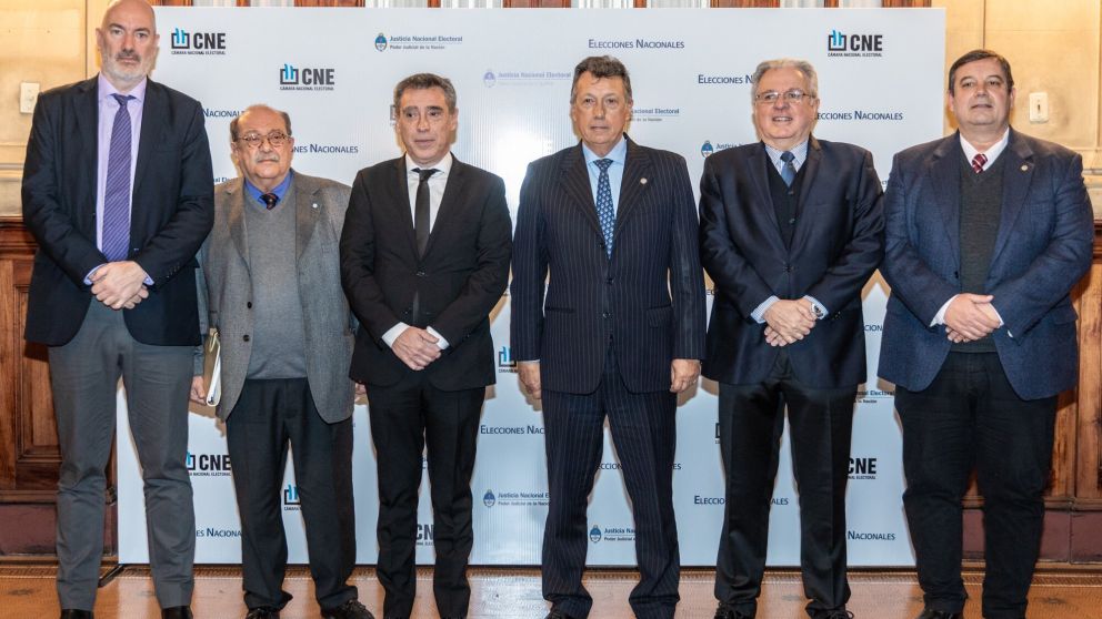 Los representantes de las seis fórmulas presidenciales estuvieron presentes ante la CNE