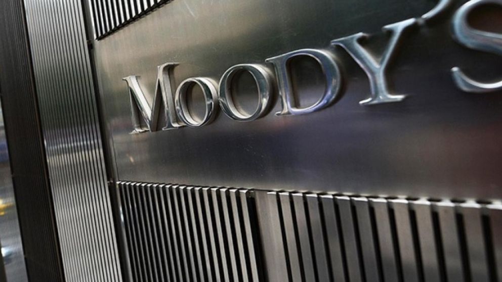Moody's bajó las calificaciones y puso en revisión a compañías argentinas