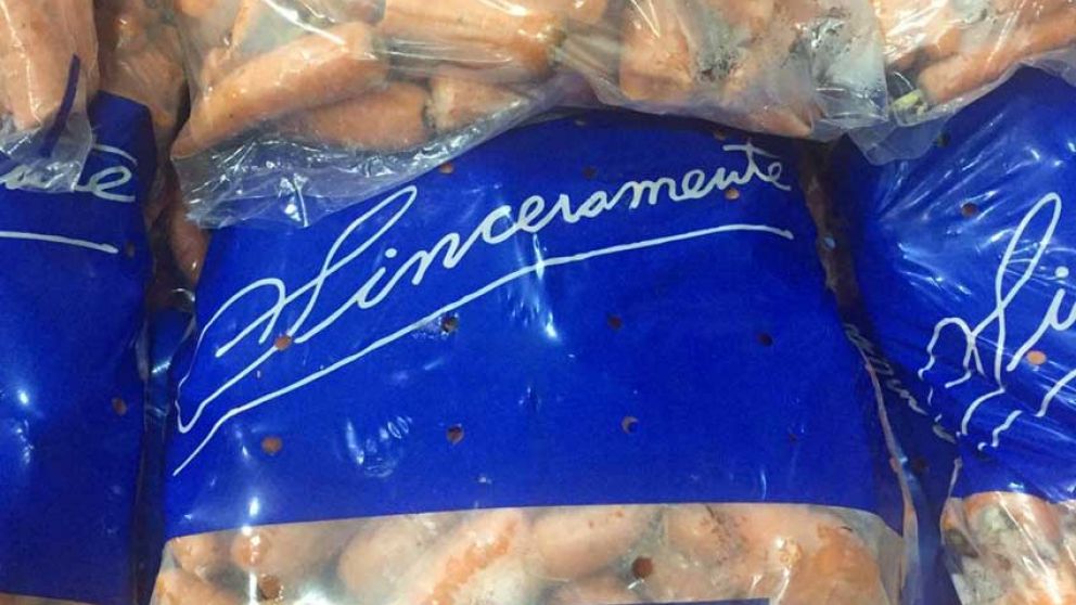 La etiqueta de las bolsas, con la imagen del libro "Sinceramente"