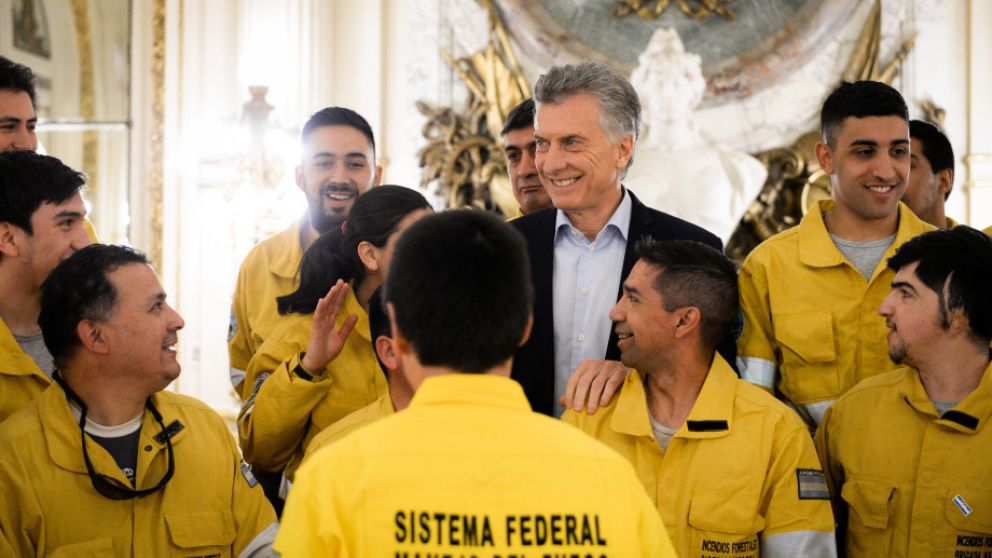 Macri recibió a brigadistas preparados para combatir el fuego en la Amazonia