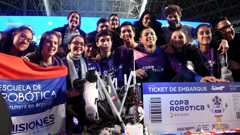 Los alumnos ganadores con su proyecto