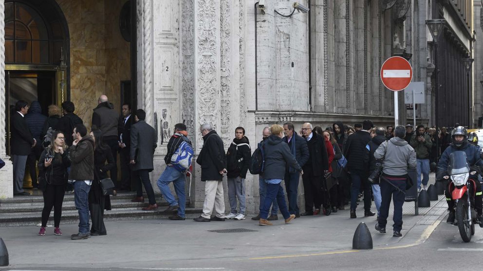 Sirvieron café y medialunas para todos los que realizaron varias horas de cola