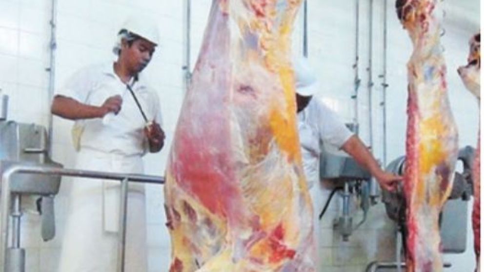 Empleados esperan la reapertura