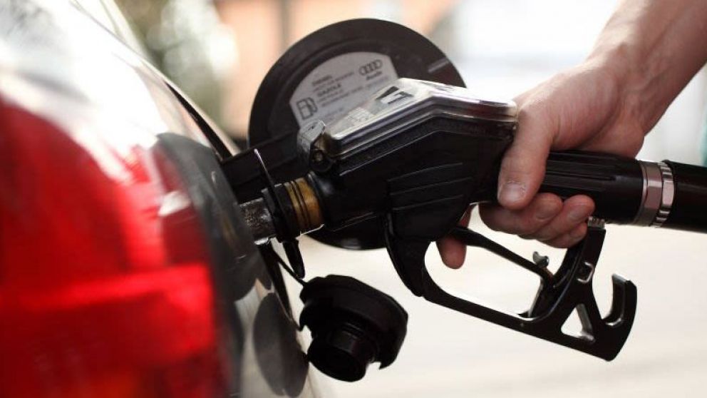 El Gobierno flexibilizará el congelamiento de precios de naftas a nivel mayorista