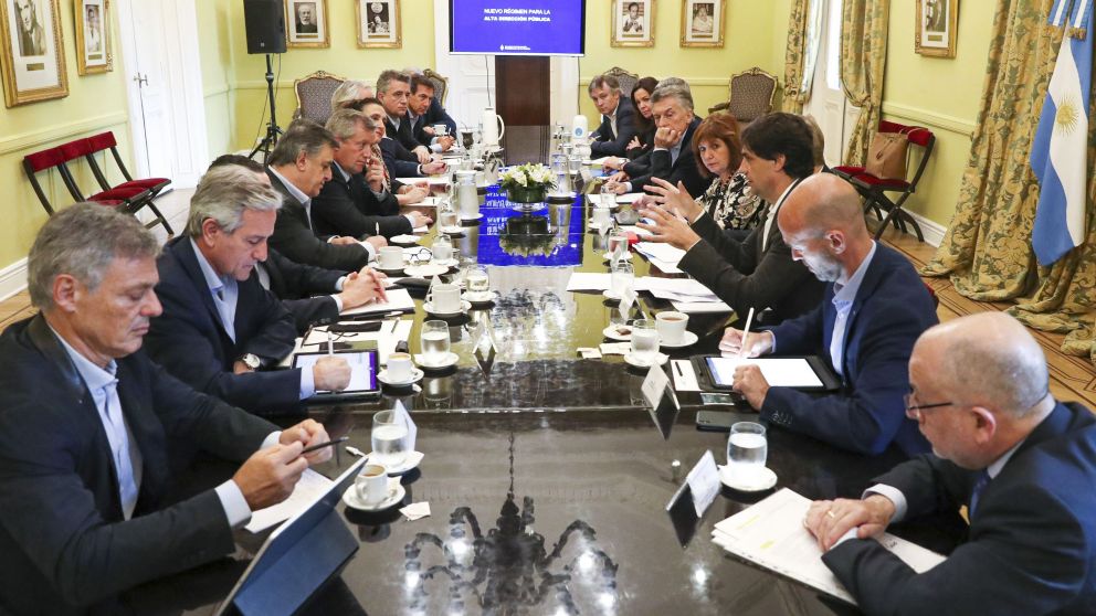 Lacunza explicó el proyecto al Gabinete; el texto seguía anoche en elaboración