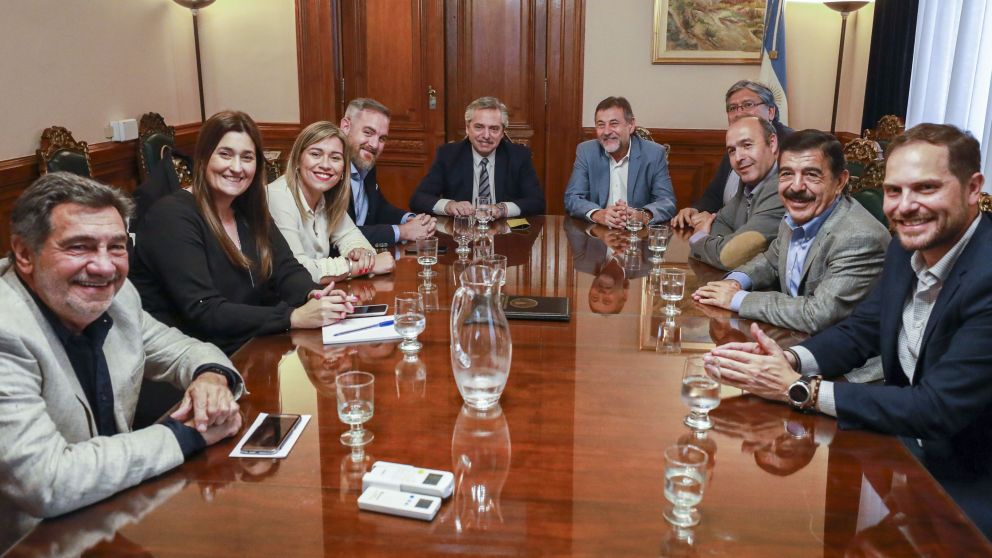 Fernández se reunió con legisladores e intendentes peronistas