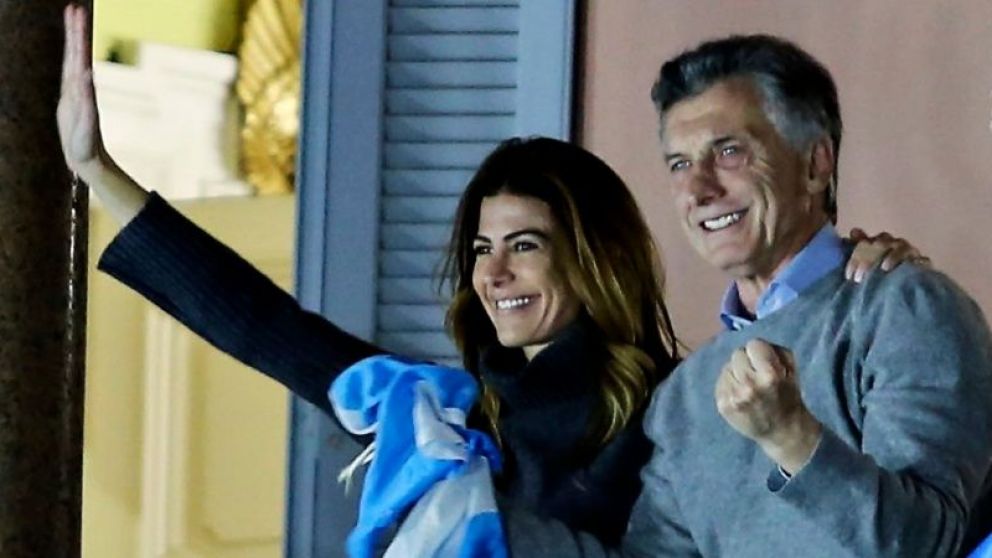 Mientras Awada sacudía la bandera golpeaba al Presidente