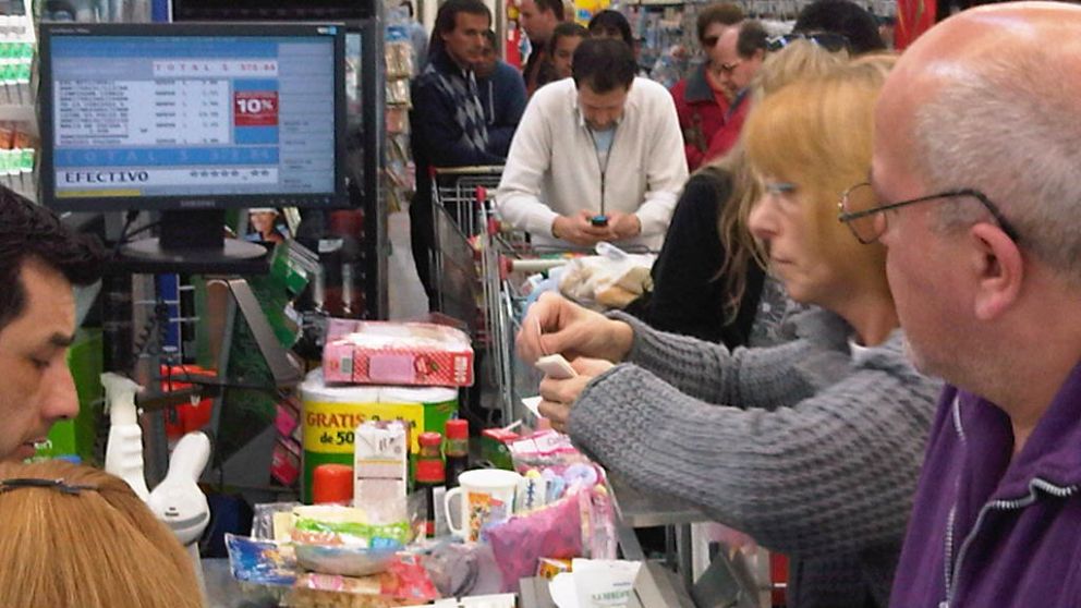 Casi el 70% de los argentinos paga sus compras en efectivo