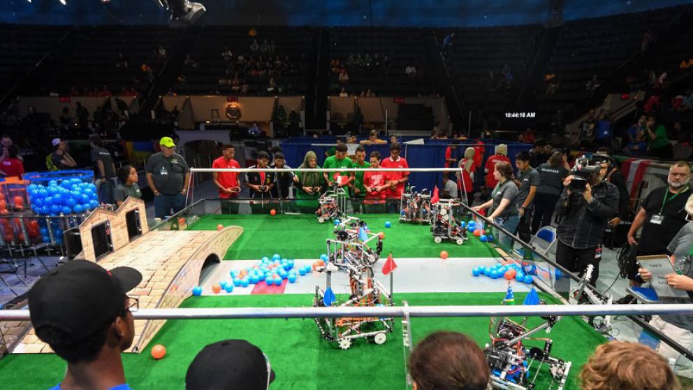 Grupos de chicos de 14 a 18 años participan con robots