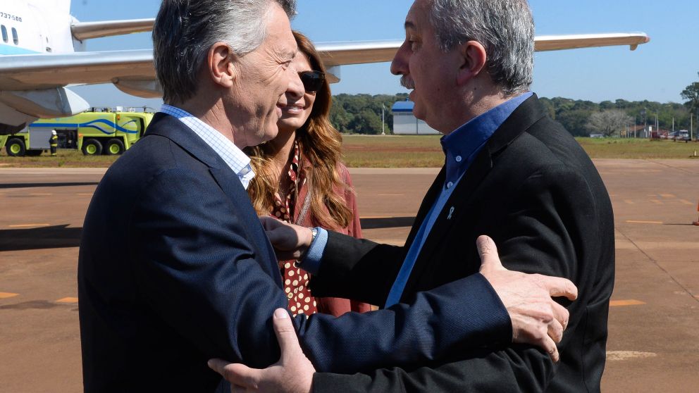 Macri fue recibido por el gobernador Passalacqua en Puerto Iguazú