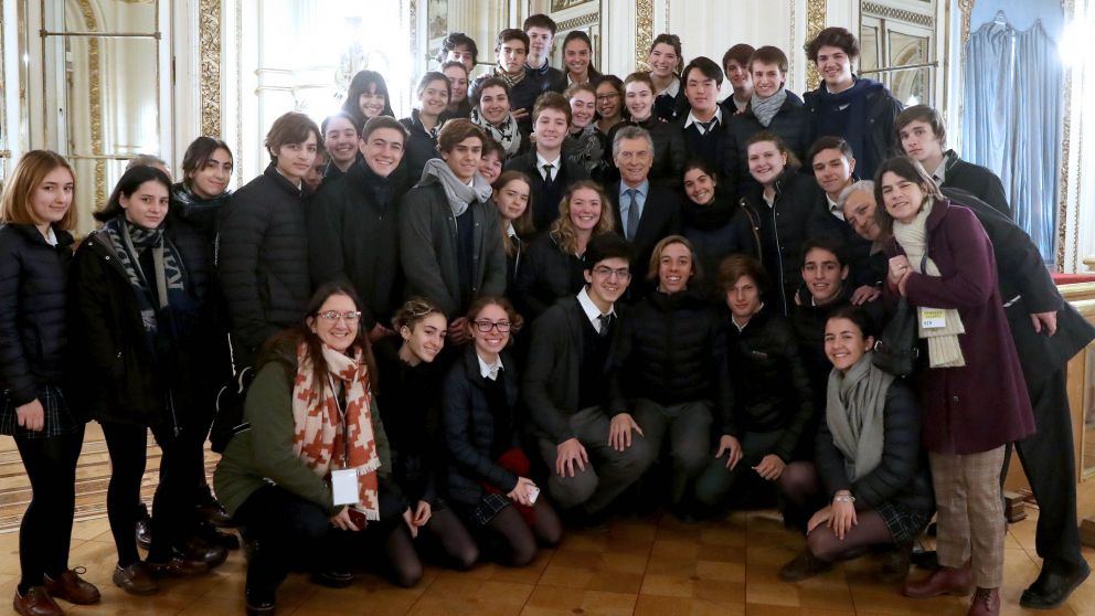 Como es su costumbre, Macri saludó a alumnos de un colegio secundario que visitaron la Casa Rosada