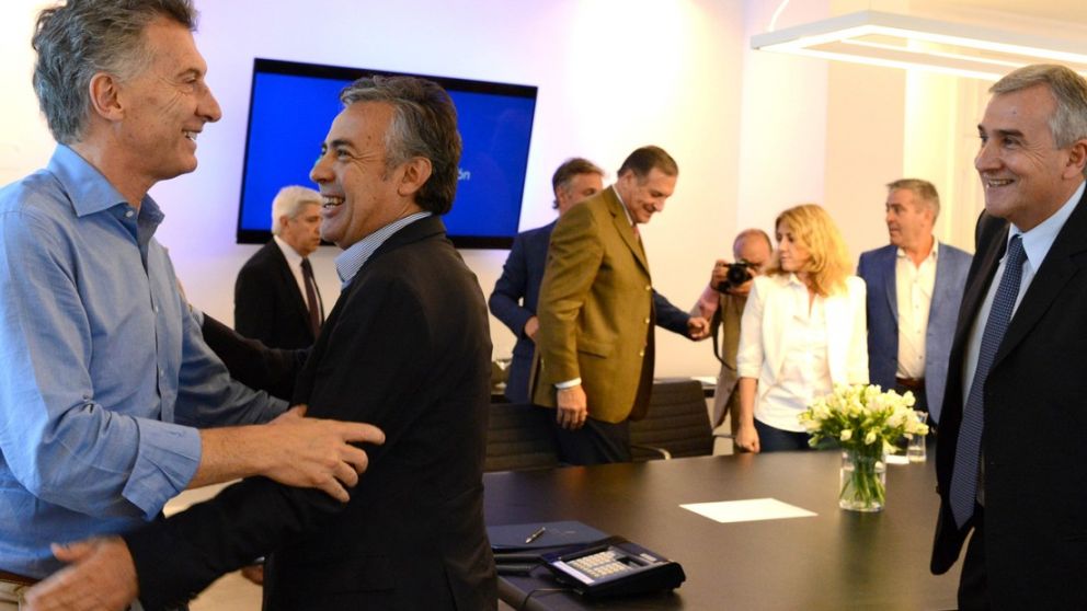 Macri con Cornejo y Morales en mejores tiempos de la relación con los gobernadores radicales