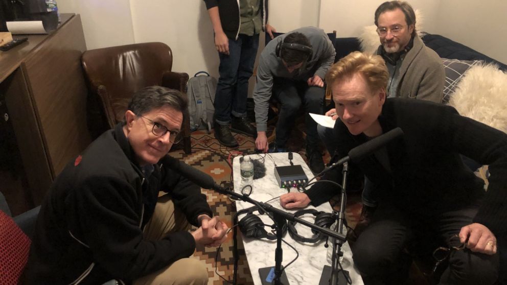 Stephen Colbert graba para el podcast de Conan OBrien