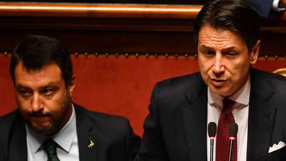 Salvini, con gesto adusto, escucha las acusaciones de Conte