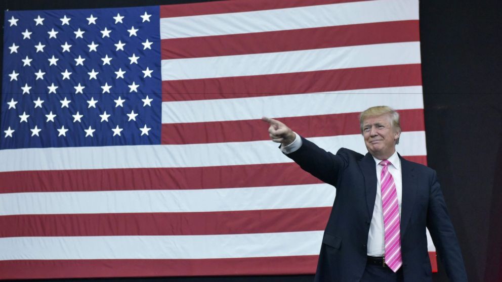 Aunque en twitter niega cualquier posibilidad de recesión, Trump estudia estimulos al consumo
