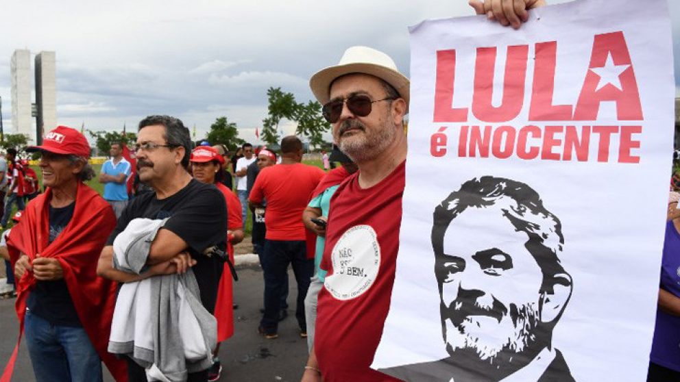 El petitorio cuenta con las firmas del Premio Nobel de la Paz Adolfo P�rez Esquivel, la titular de las Abuelas de Plaza de Mayo, Estela de Carlotto, Taty Almeida, entre otros