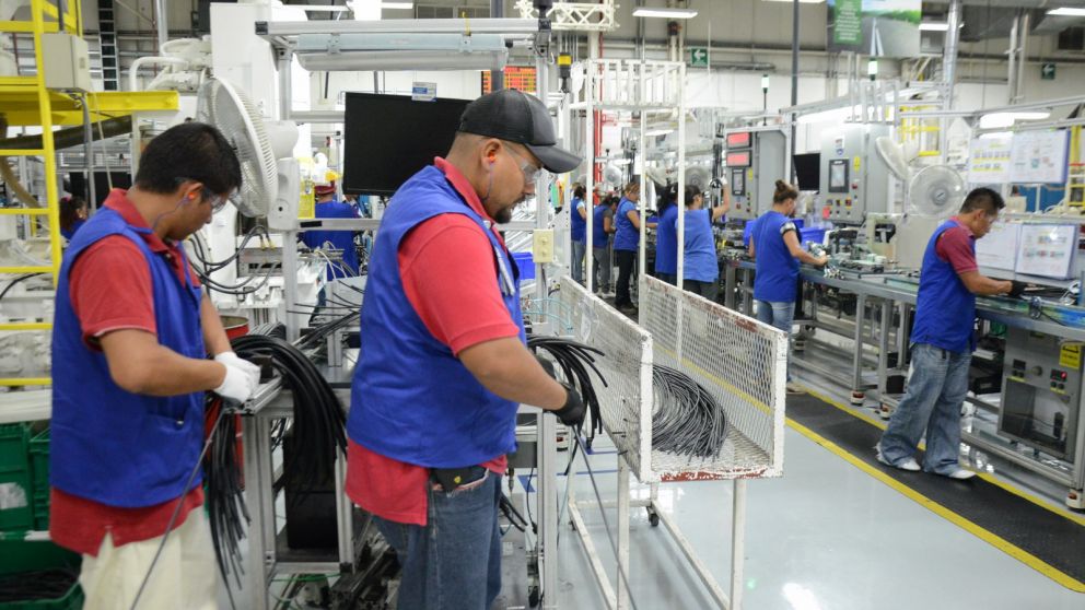 Los trabajadores mexicanos ganan m�s al norte del R�o Bravo