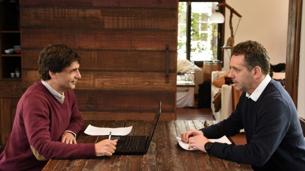 Antes de la designación formal debutó con reuniones en su casa